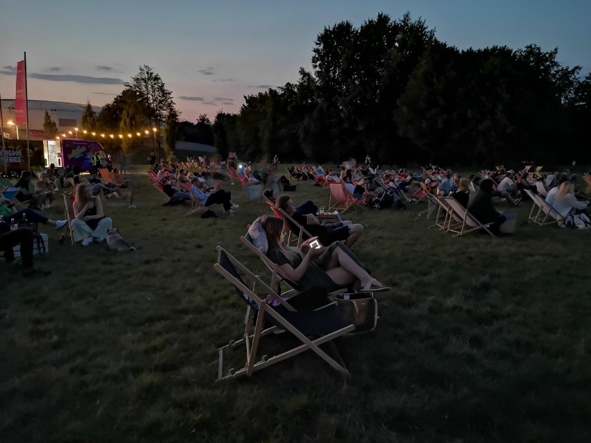 Z lekkim opóźnienie w tym roku, ale jednak powróciło Kino na trawie. Tym razem w Parku Lotników. Sprawdziliśmy, jak było