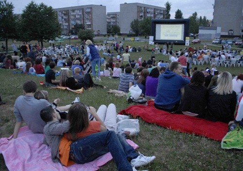 Duży ekran i dobre nagłośnienie pozwalały oglądać film ze sporej odległości.