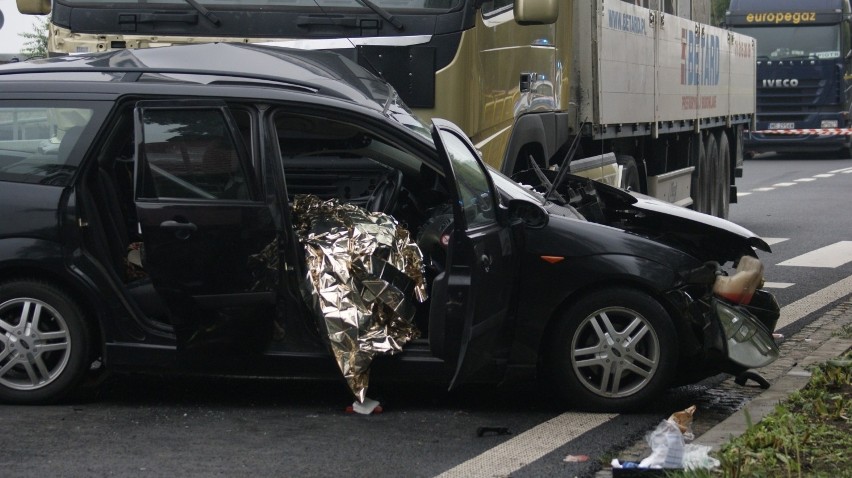 Wypadek pod Bogatynią. Tir z betonem wjechał w bok auta, kierowca nie żyje (ZDJĘCIA)