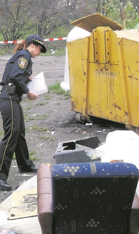 Po interwencji straży śmieci z podwórka przy ul. Gajowej zniknęły. Niestety, kilka dni później znów było tam brudno