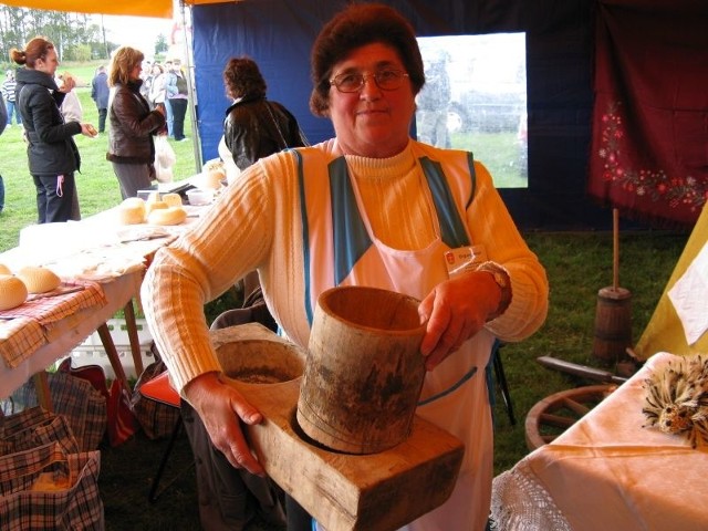 Kiedyś przy produkcji sera korzystano z takich oto naczyn - tlumaczy Teresa Nietupska z Gorszczyzny kolo Korycina