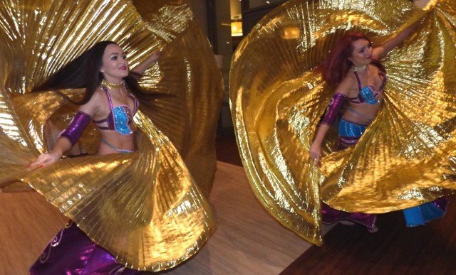Superatrakcją buskiego balu dobroczynnego był pokaz tańca brzucha, w wykonaniu grupy Caramel Belly Dance.