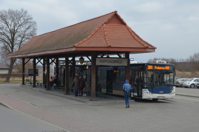 Autobus aglomeracyjny 301 jest oblegany. Jednak na częstsze jego przejazdy trzeba czekać aż do jesieni