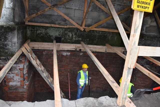 W głębokich wykopach widać mur z czerwonej cegły z lat 60.tych ubiegłego wieku położony bezpośrednio na ścianie bazyliki.