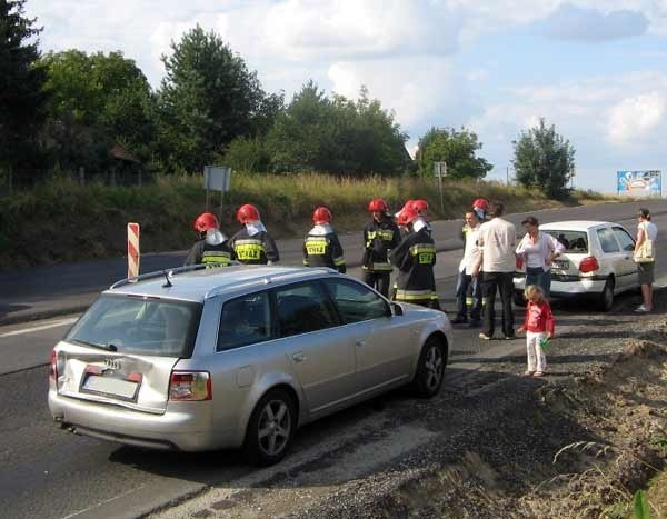 W sobotnim wypadku, w którym uczestniczyły trzy samochody, niegroźnie ranna została młoda kobieta. 