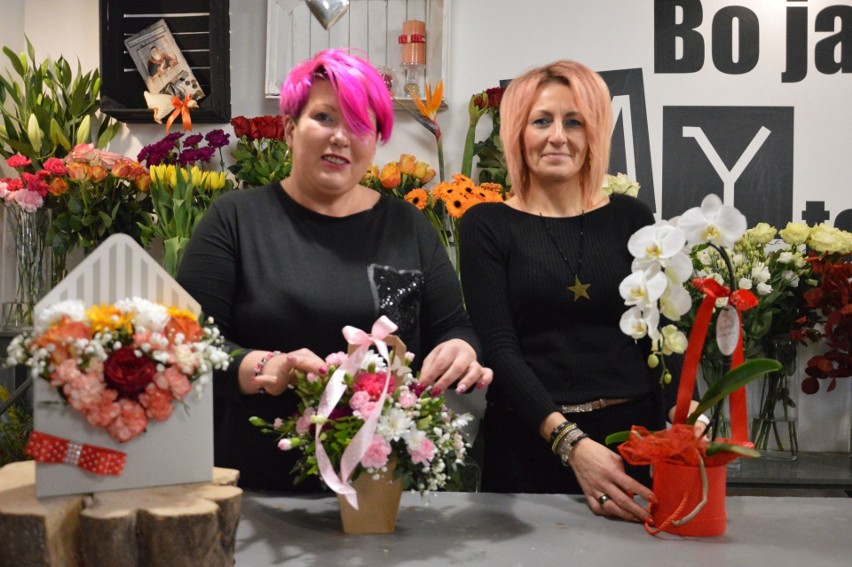 Sylwia Stawiarska (z prawej) prowadzi kwiaciarnię Kwiatowa...