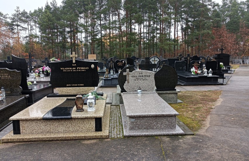 Cmentarz w Łęgu Starościńskim (gm. Lelis) przed Dniem Wszystkich Świętych 2021. Zdjęcia nekropolii