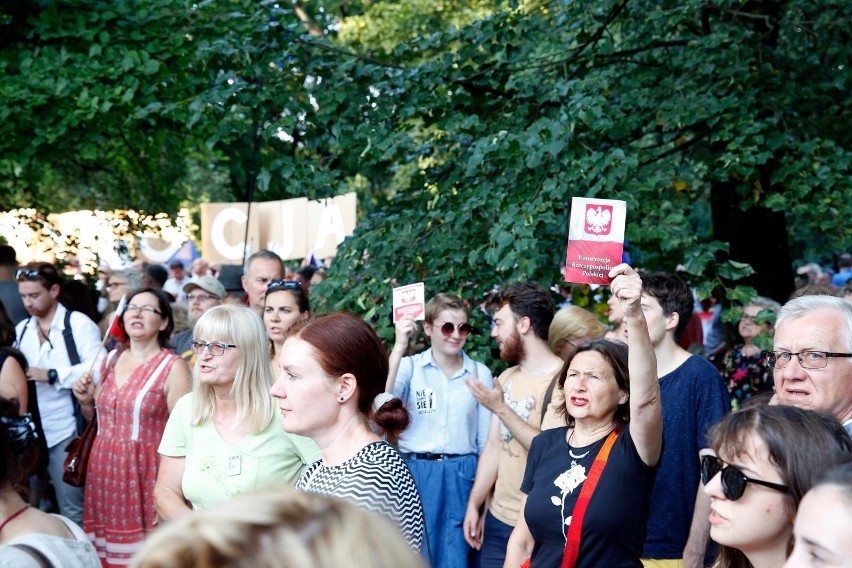 Protest w obronie sądów przed budynkiem Senatu w Warszawie