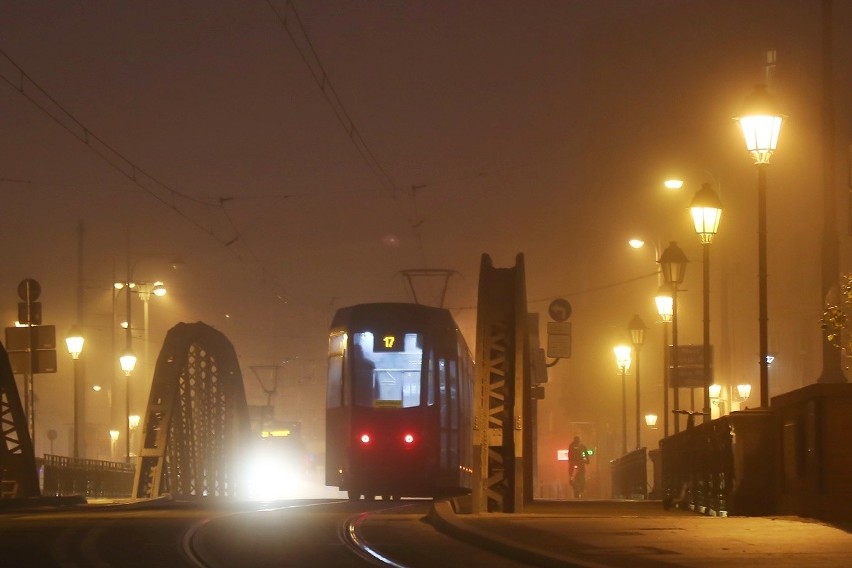 Tak dziś o świcie wyglądał Wrocław we mgle [ZDJĘCIA]