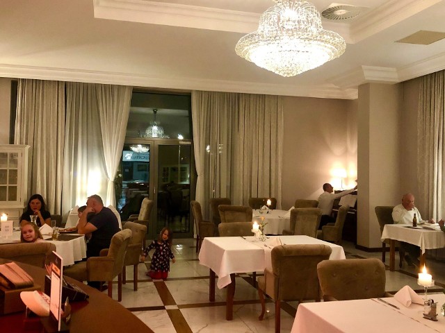 Ostatnio piękne zdjęcia oraz zaproszenie dla gości wrzucono na facebooka Hotelu Binkowski w Kielcach. - Muzyka na żywo i pyszne jedzenie - tak wyglądają romantyczne kolacje w naszym hotelu - napisano.