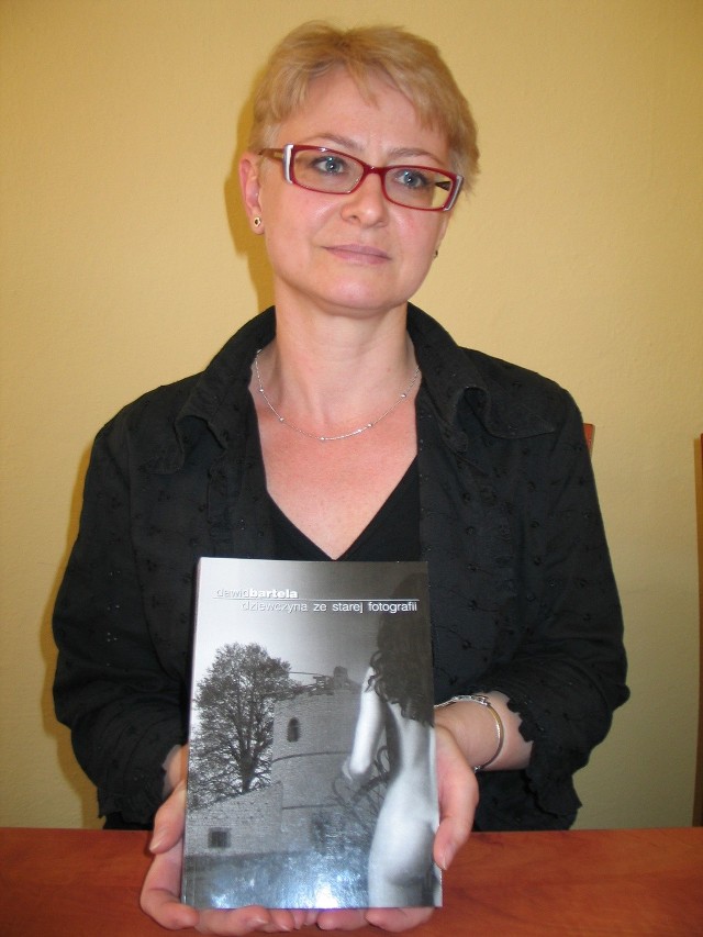 Agnieszka Tworek z wypożyczalni dla dorosłych Miejskiej Biblioteki Publicznej w Tarnobrzegu prezentuje zwycięską powieść.