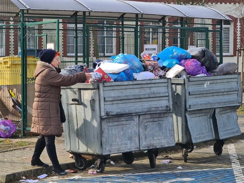 Toruń. "Żyjemy jak na wysypisku śmieci!" - skarżą się lokatorzy TTBS z ul. 63 Pułku Piechoty