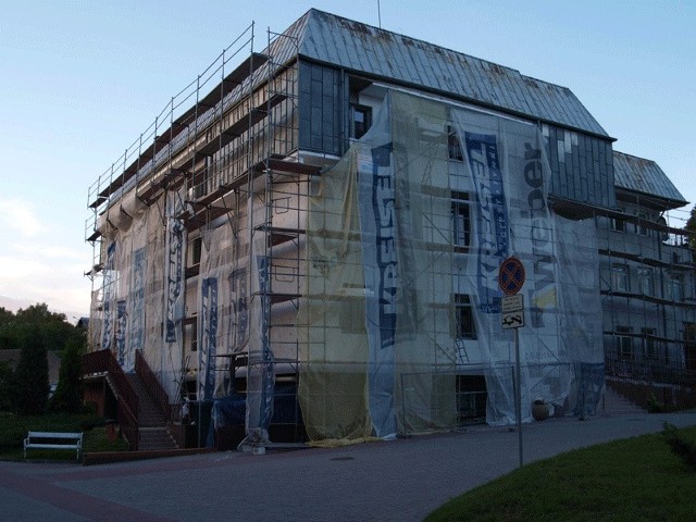 Osrodek zdrowia w Białym Borze jest własnością gminy. W 2002 roku pomieszczenia w tym budynku gmina wydzierżawiła Podimedowi na 10 lat.