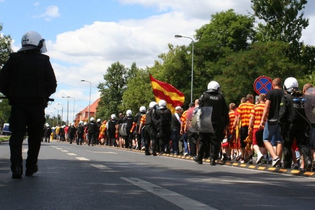 Fani "Jagi" przemaszerowali w asyście policji ulicami osiedla Leśnego na stadion Zawiszy.