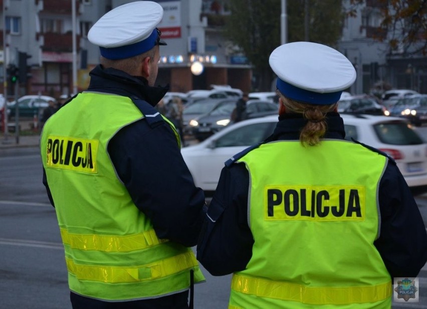 Policjanci ruchu drogowego z Komendy Wojewódzkiej Policji w...