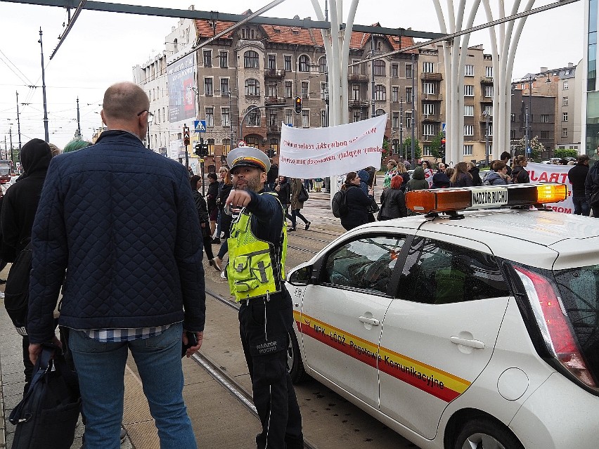 Tymczasem około setki pracowników socjalnych krążyło po...