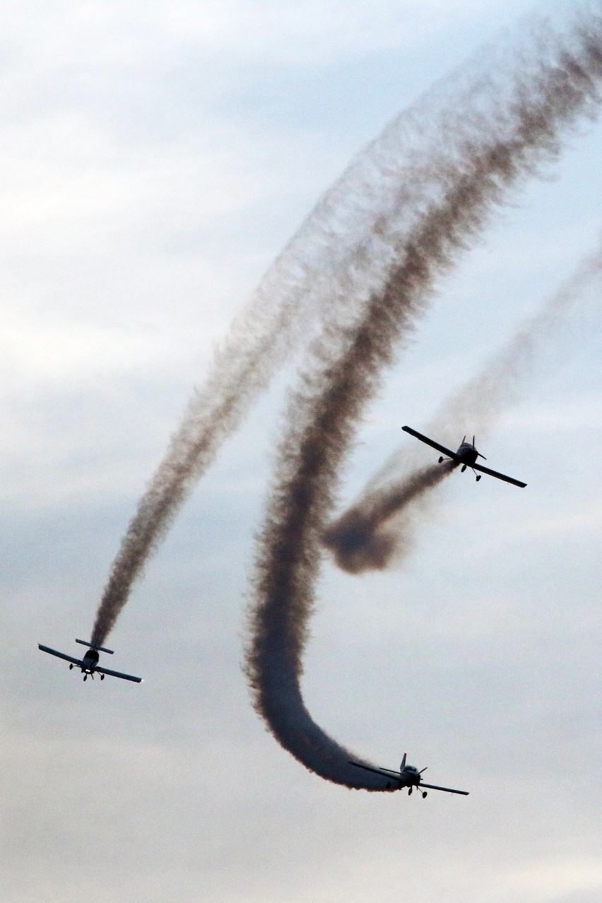 Air Festival Świdnik. Taniec Biało - Czerwonych Iskier na niebie [ZDJĘCIA, WIDEO]