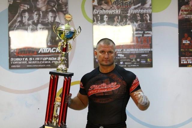 Damian Grabowski dostał kolejny efektowny puchar za zwycięstwo na gali MMA Attack.