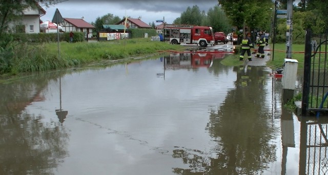 We wtorek w godzinach porannych nad naszym regionem przeszła ogromna ulewa. Trudna sytuacja jest m.in. w Sarbinowie, gdzie doszło do licznych podtopień. Strażacy wypompowują wodę z zalanych ulic i posesji. Zdjęcia otrzymaliśmy od naszego Internauty na alarm@gk24.plW strefie brzegowej obowiązuje ostrzeżenie przed burzami z silnymi porywami wiatru i intensywnymi opadami deszczu, lokalnie gradu. Porywy wiatru do 7 w skali B. Ostrzeżenie obowiązuje dziś do godziny 14.