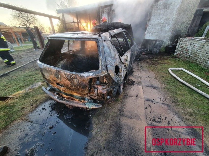 Pożar szopki z drewnem i garażu. Spłonął samochód.