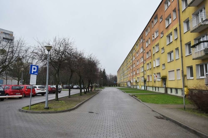 W sąsiedztwie budynku Wechty i bloku nr 21 na osiedlu...