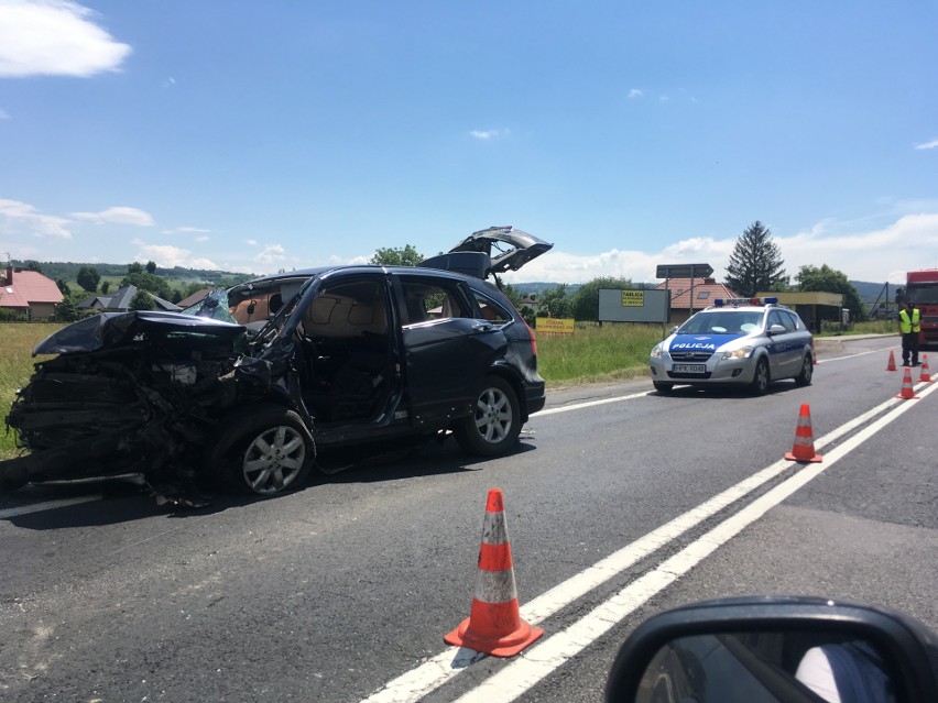 Groźny wypadek w Zarzeczu koło Boguchwały. Kierowcy zakleszczeni w autach, droga krajowa zablokowana