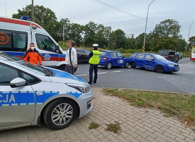 W poniedziałek (11.10) po godzinie 13 przy skrzyżowaniu ul. Bystrzyckiej i Bajana we Wrocławiu zderzyły się dwa samochody osobowe marki Skoda. Jedna osoba została ranna. Według wstępnych ustaleń policji, kierujący skodą kombi mężczyzna, skręcając z ul. Bystrzyckiej w lewo w ul. Bajana, nie ustąpił pierwszeństwa przejazdu nadjeżdżającemu z przeciwnego kierunku ruchu dostawcy jedzenia, który również jechał skodą.  Mężczyzna rozwożący jedzenie doznał obrażeń i jest badany w karetce pogotowia. Częściowo zablokowane jest skrzyżowanie. Duży problem z przejazdem mają kierowcy autobusów MPK, zwłaszcza ci chcący skręcić z ul. Bystrzyckiej w Bajana.
