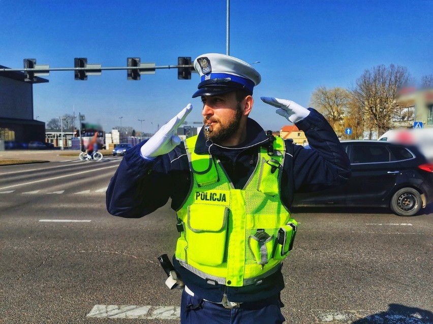 Policjant kieruje ruchem. Sprawdź co oznaczają sygnały...