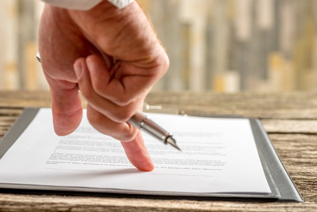 Umowa przedwstępna to dokument, z którym zetknie się większość osób kupujących mieszkanie od dewelopera.