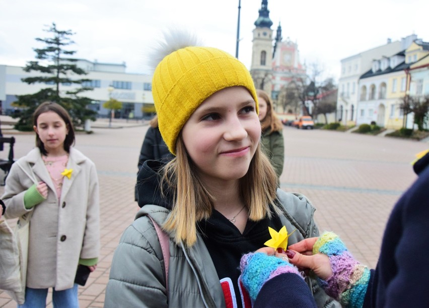 Tarnobrzeg w akcji Żonkile 2022. Mieszkańcy z symbolami pamięci o 79. rocznicy wybuchu powstania w getcie warszawskim. Zobacz zdjęcia 