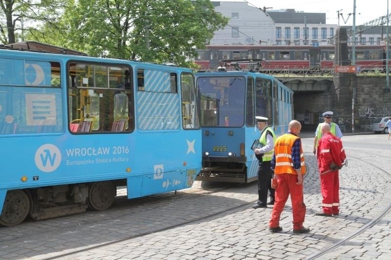 Wrocław: Wykolejenie tramwaju linii 9 na przystanku Peronowa (OBJAZDY, ZDJĘCIA)