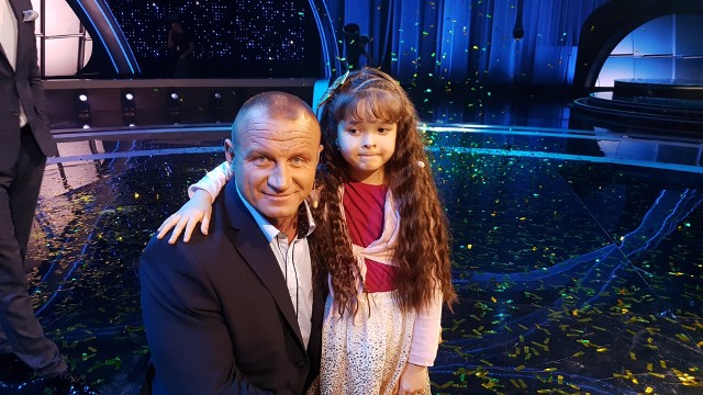 Ania tuż po ogłoszeniu wyników ze swoim idolem Mariuszem Pudzianowskim, jednym z jurorów programu The Brain.