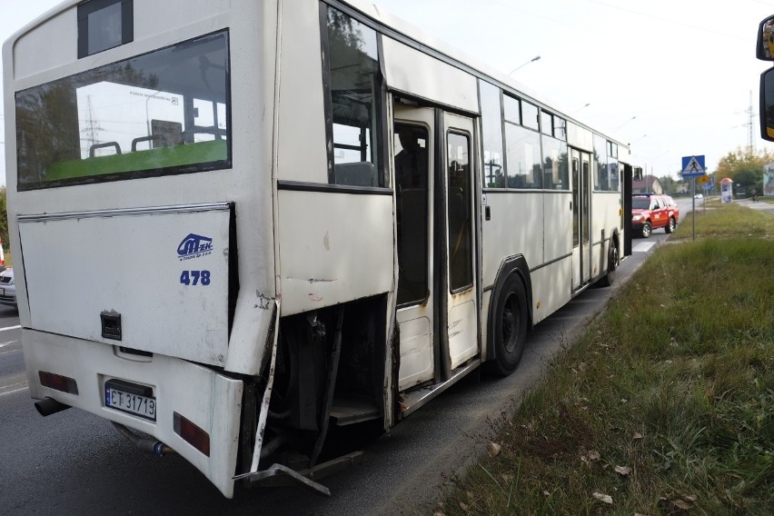 Wykolejony tramwaj po zderzeniu z autobusem na ulicy Wschodniej. Są ranni