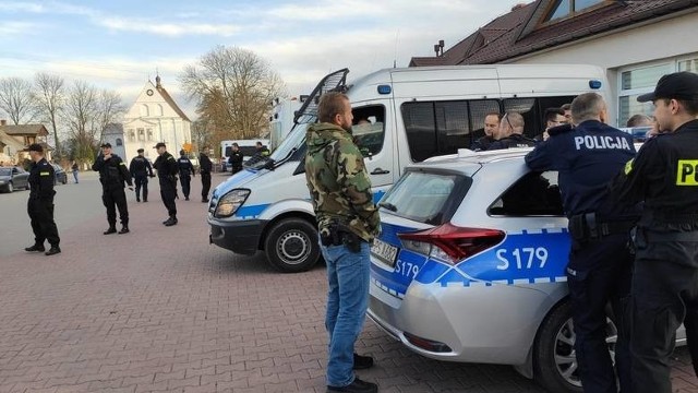 W akcji poszukiwawczej bierze udział wielu policjantów.