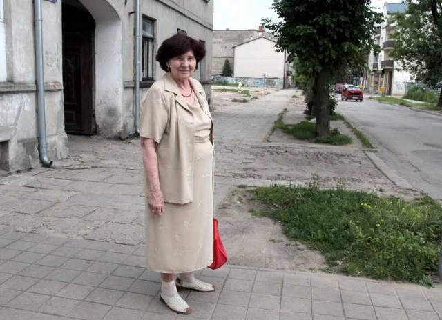 - Mieszkam tu od 45 lat i nie pamiętam dużego remontu. Nareszcie zrobi się ładniej &#8211; mówi Irena Pawlak, która mieszka w wieżowcu koło targu przy Nowogrodzkiej.
