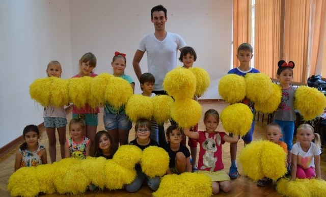 Zajęcia taneczne z dzieciakami prowadził we wtorek Piotr Mostowski.