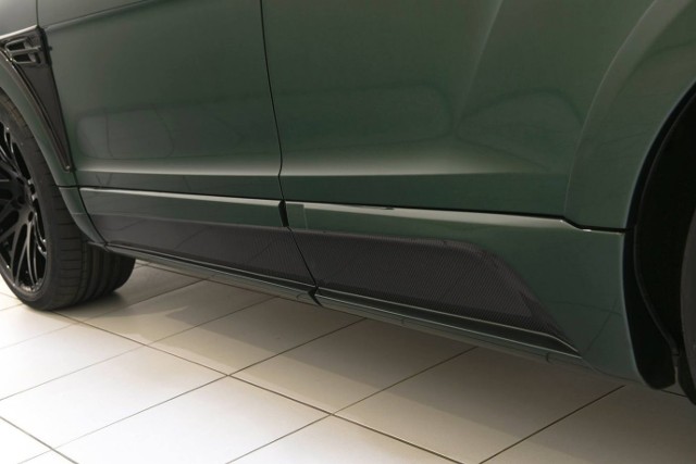 Bentley Bentayga Pod masą pracuje sześciolitrowy, podwójnie doładowany silnik W12 dostarczający 600 KM mocy i 908 Nm maksymalnego momentu obrotowego. Standardowo auto do 100 km/h przyspiesza w 4 sekundy, natomiast jego prędkość maksymalna to 300 km/h.Fot. Startech