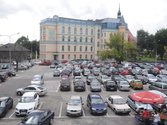 to również jedna z porażek parkingowych ratusza. Prezydent  w  tym roku wycofał się z planów budowy parkingu podziemnego. Powód? Brak pieniędzy.