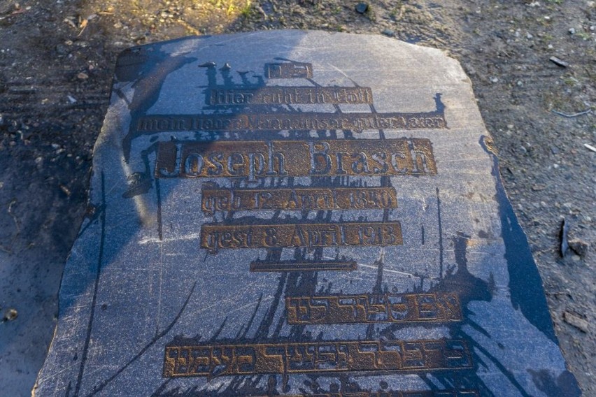 Płyty ze starego cmentarza żydowskiego uratowano wprost spod piły kamieniarza