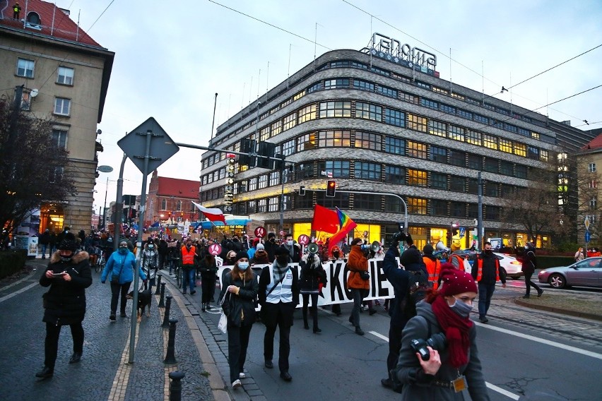 Protesty i blokady na ulicach Wrocławia. Manifestanci poszli pod urząd wojewódzki [ZDJĘCIA]