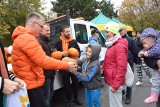 Dyniowy zawrót głowy Zielonej Górze. Mieszkańcy odbierali dynie przed urzędem miasta. Akcja cieszyła się dużym zainteresowaniem