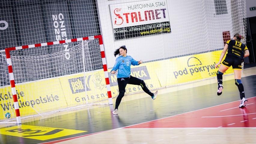 Handball JKS Jarosław (różowe koszulki) z Gniezna wraca z...