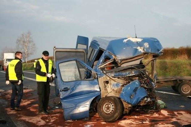 W wypadku brały udział trzy samochody: osobowy z lawetą, bus z lawetą oraz samochod ciężarowy.