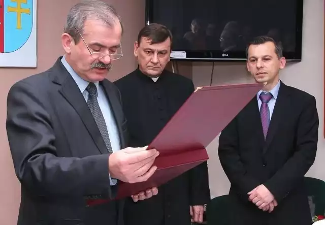Ksiądz Marian Jakubowski otrzymał pamiątkowy grawerton od starosty kazimierskiego Jana Nowaka.