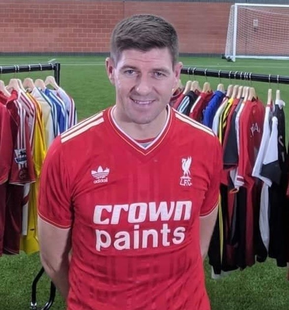 Steven Gerrard w koszulce Liverpoolu z lat 80.