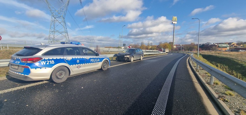 Kierowca stracił panowanie nad samochodem na drodze S6 w Koszalinie [ZDJĘCIA]