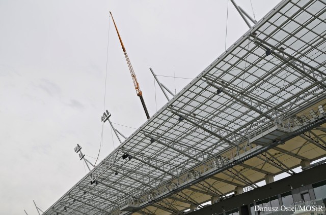 Na stadionie Radomiaka Radom montują już oświetlenie.
