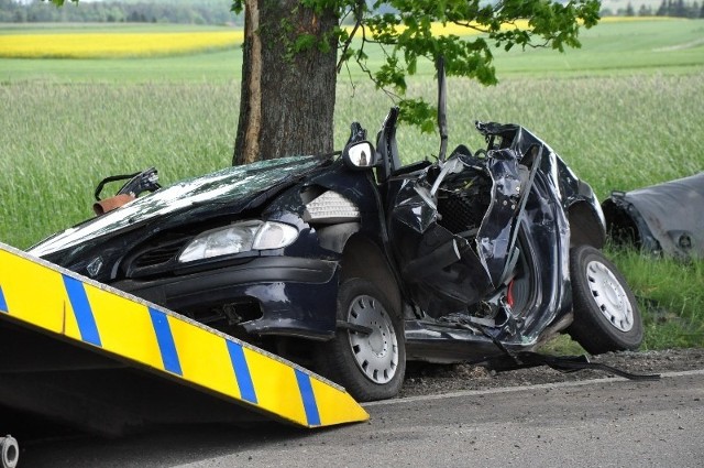 Tragiczny wypadek na drodze krajowej nr 43 w Jaworku (gm. Rudniki) na północy Opolszczyzny. Samochód uderzył w drzewo. 3 osoby nie żyją, dwie są poważnie ranne.