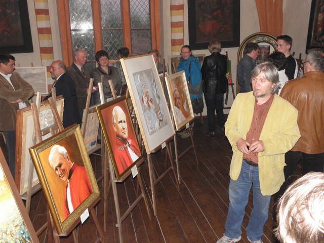 Rzeźby i portrety Jana Pawła II można oglądać w salce nad kościołem św. Trójcy