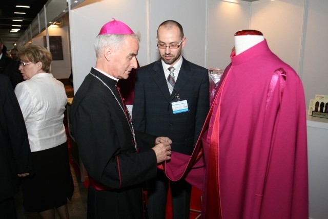 Biskup Pomocniczy diecezji kieleckiej Marian Florczyk ogląda ornat